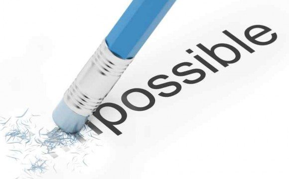 Une gomme de crayon efface le début du mot « impossible » : il reste « possible »